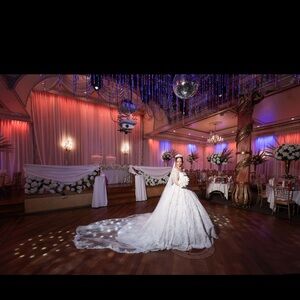 Hi guys! I’m selling my wedding dresss ! Message me for more pictures!PICK UP